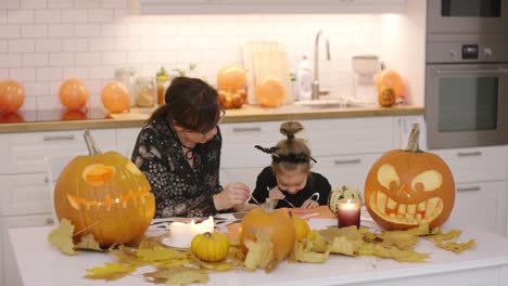 Mother-and-daughter-painting-decorations