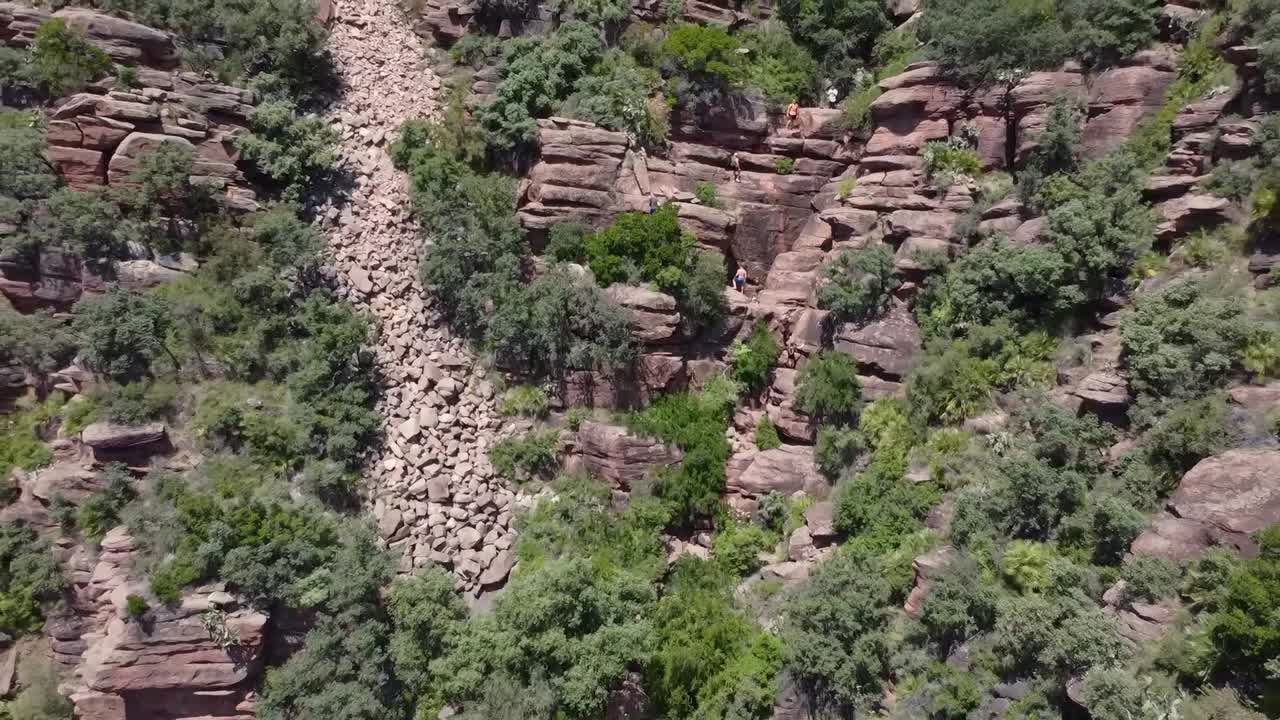 grupo de escaladores escalando una zona rocosa en la sierra de calderona en la provincia de valencia