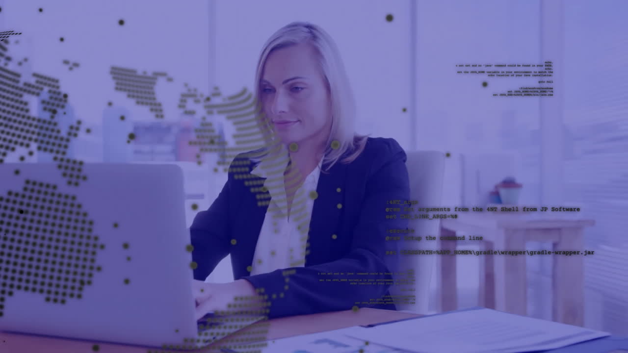 анимация обработки финансовых данных над кавказской бизнесменкой, использующей ноутбук в офисе