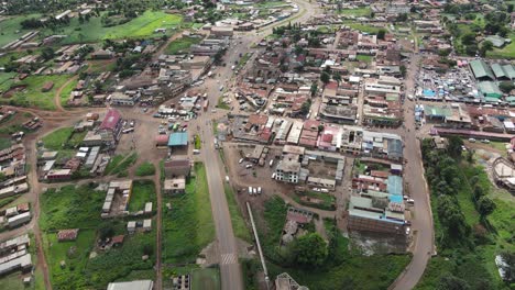 Vista-Aérea-De-Una-Pequeña-Ciudad-Rural-En-El-Sur-De-Kenia-Cerca-De-La-Frontera-Con-Tanzania,-Bajo-La-Montaña-Kilimanjaro