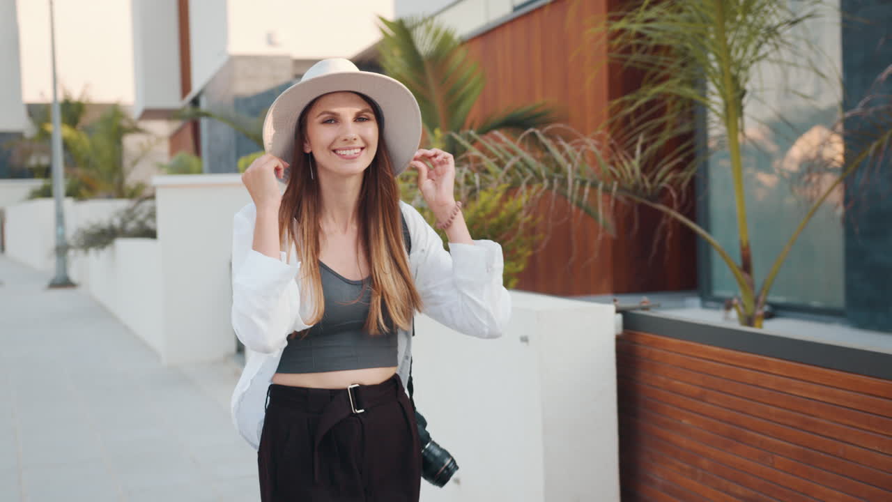 mujer caminando por la ciudad