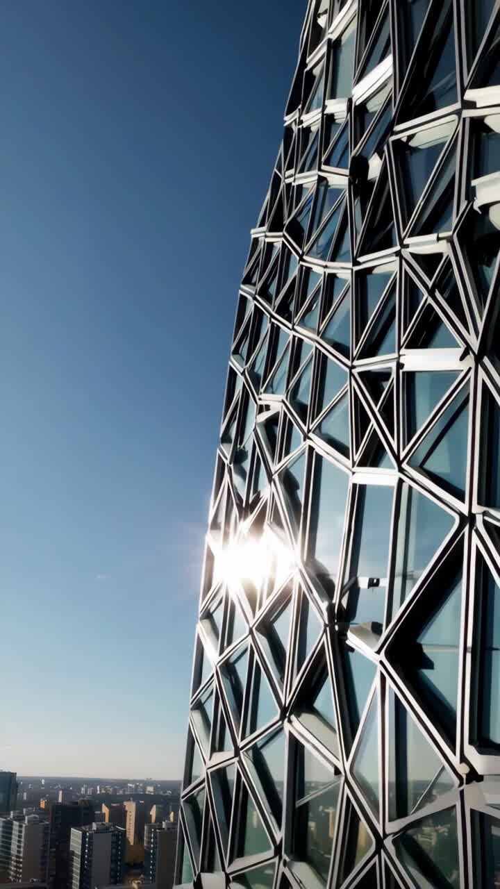Facciata architettonica moderna con motivo a triangoli