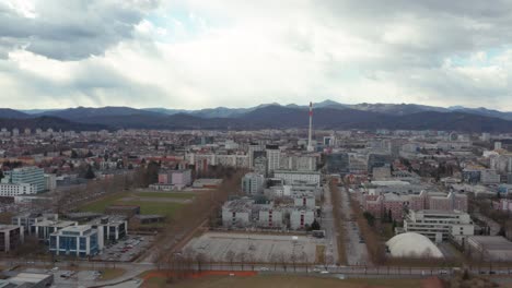 Aerial-Truck-Schoss-Hoch-über-Der-Stadt-Ljubljana,-Der-Hauptstadt-Sloweniens