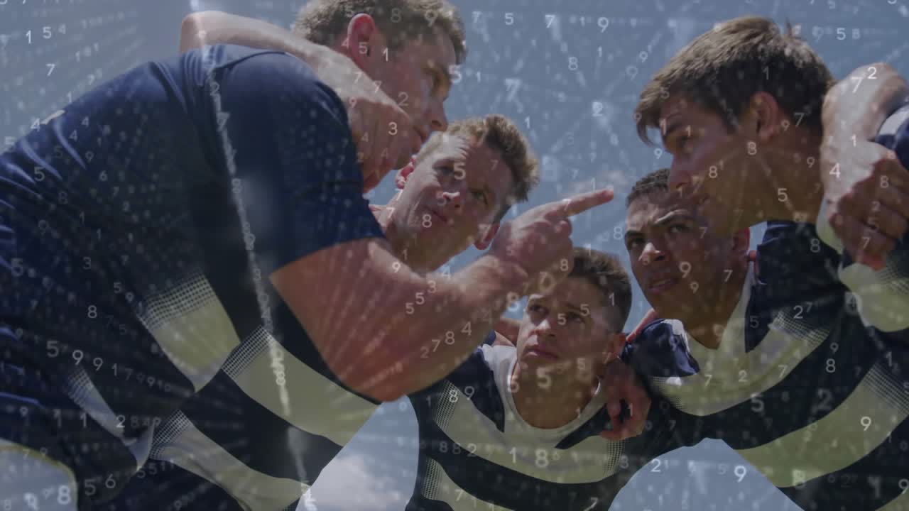 Compañeros de equipo de rugby formando un corrillo, el capitán esboza la estrategia deportiva con superposición de gráficos de datos