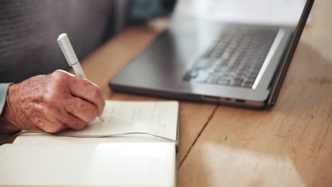 senior, manos o escritura con computadora portátil para la planificación