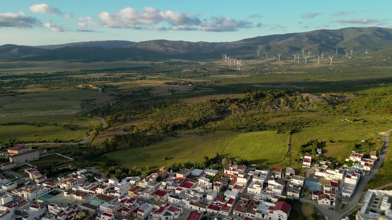 espectacular perspectiva aérea de la ciudad española de facinas al atardecer