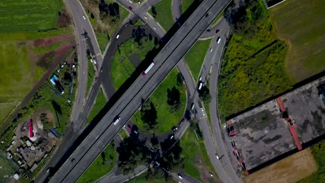 vista superior de drones de un intercambio de hojas de trébol en una pequeña carretera en la encantadora ciudad de chalco méxico