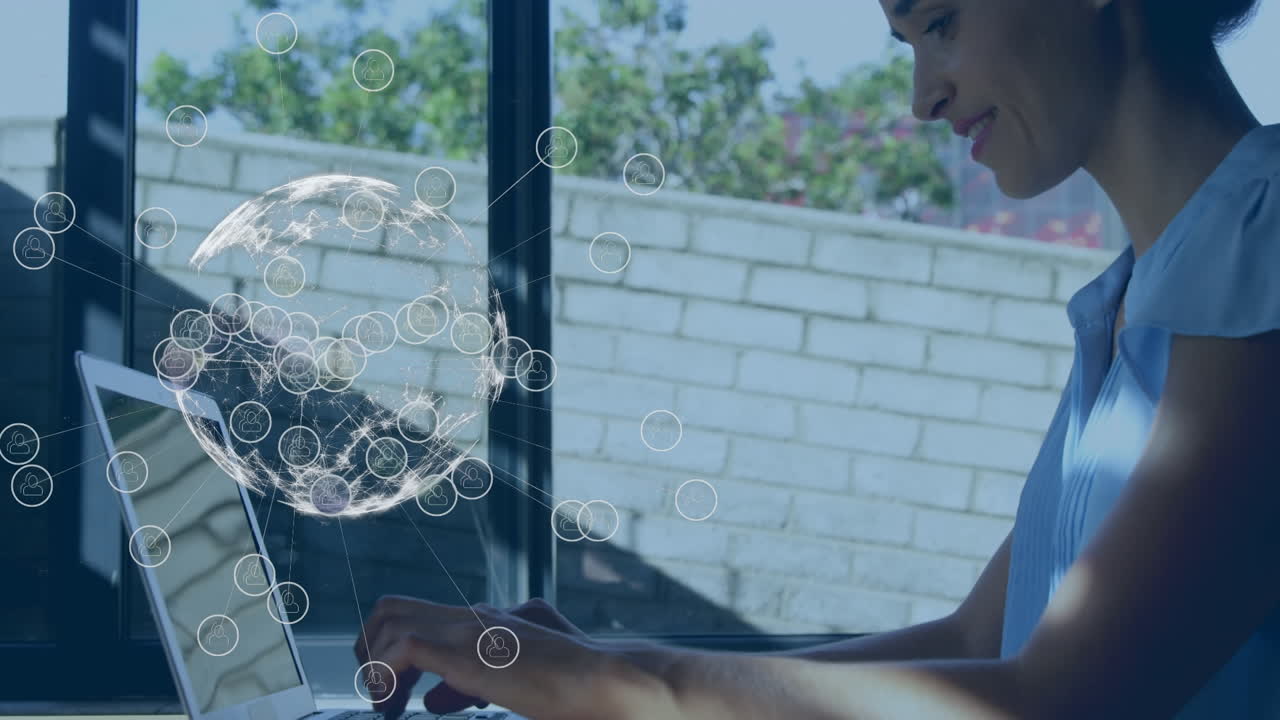 animación del globo con iconos sobre una mujer de negocios caucásica sonriente usando una computadora portátil