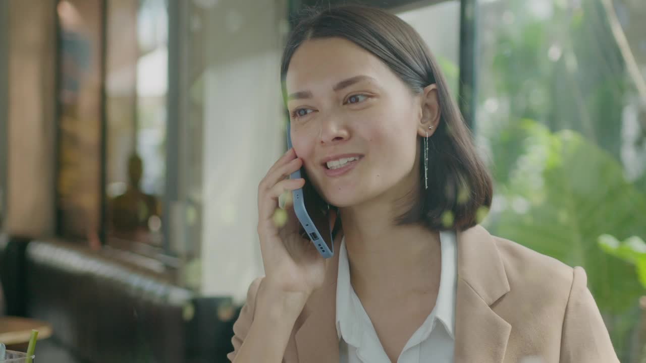 카페에서 전화로 얘기하는 여자