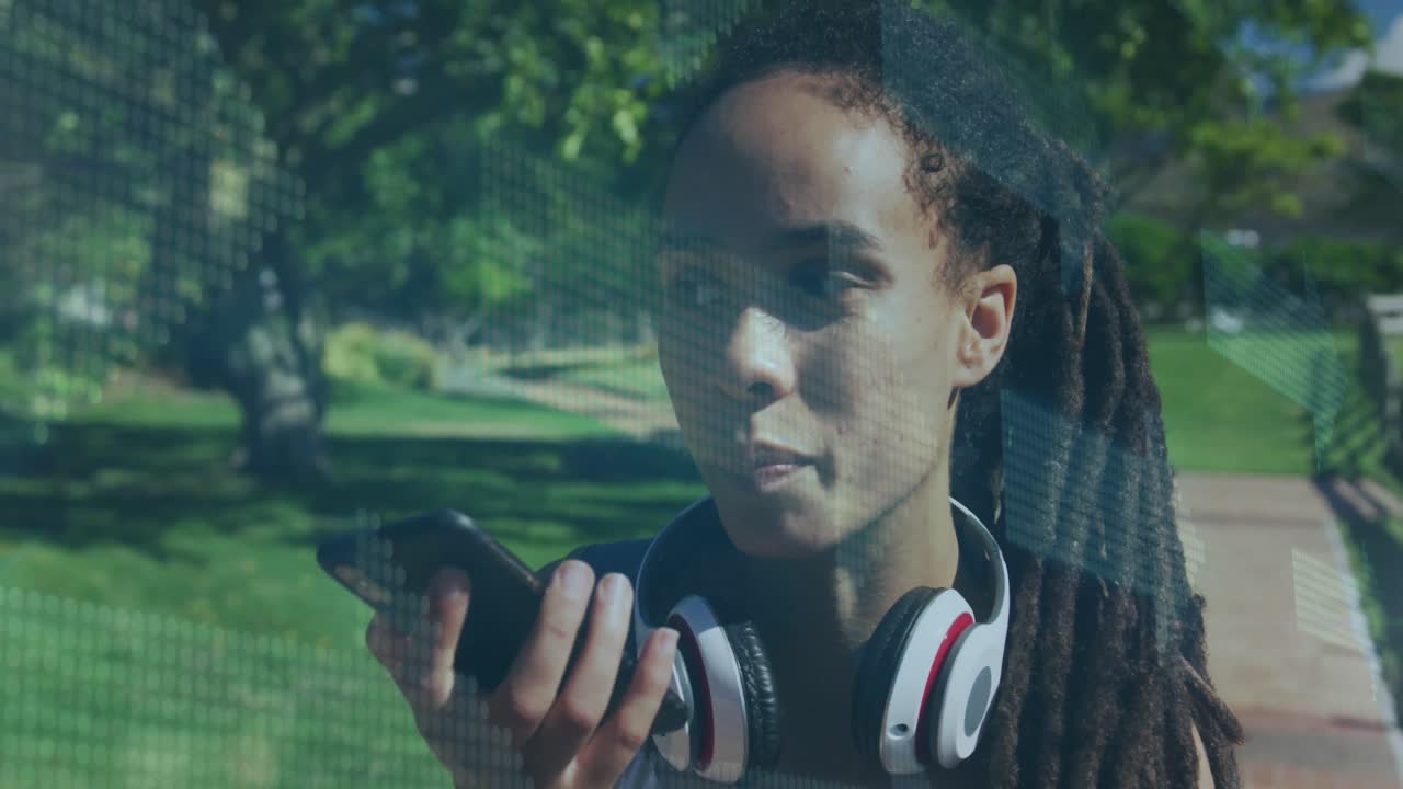 animación de flechas digitales sobre una mujer hablando en un teléfono inteligente