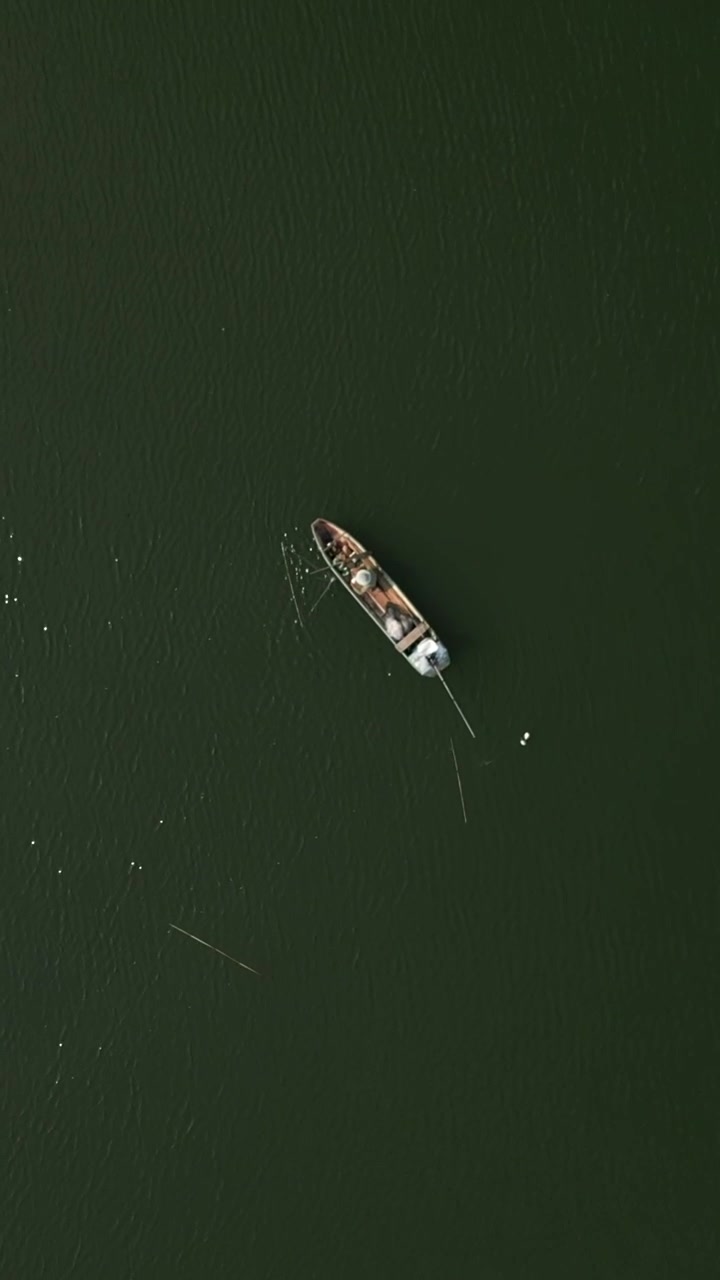 Barca su un lago