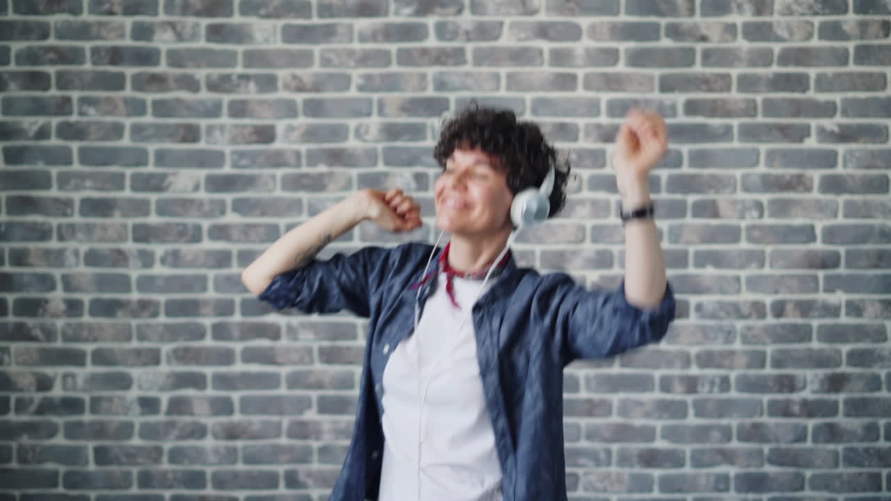 헤드폰으로 춤추는 여자