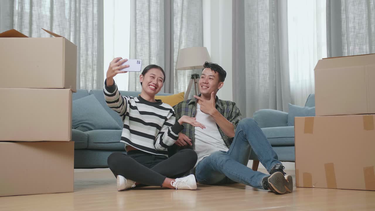 행복 한 부부 가 집 을 옮기는 동안 셀피 를 찍는 것