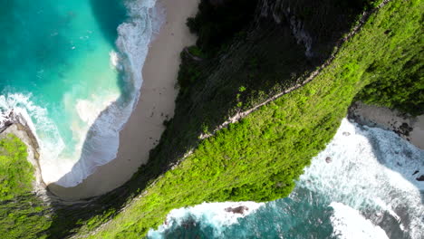 Umgeben-Von-Meerwasser,-Kalksteingelände-Mit-Vegetation-Bedeckt