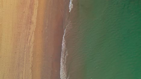 vista aérea de las tranquilas olas de la playa