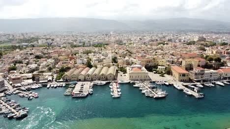 Hermosa-Ciudad-De-Chania-En-La-Isla-De-Creta,-Vista-Aérea-De-Drones