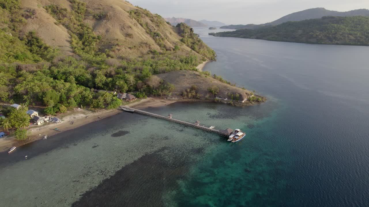 komodo aerial de la playa y el arrecife en un caluroso día soleado al atardecer