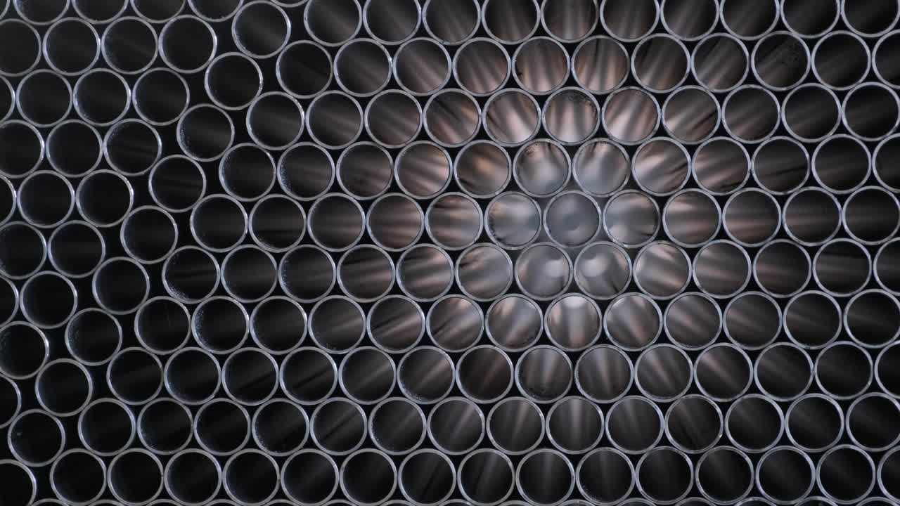 fondo abstracto de tuberías de acero apiladas en una paleta