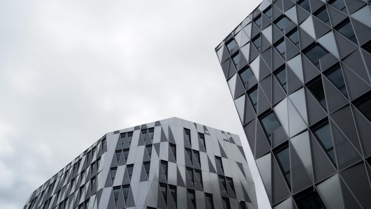 arquitectura moderna con fachada triangular