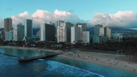 Aerial-drone-footage-of-Honolulu,-Hawaii