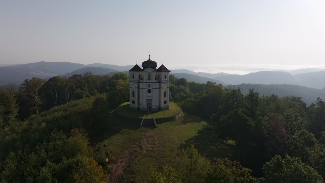 Chiesa di Kostel sv. Jana in un ambiente sereno di foreste e colline