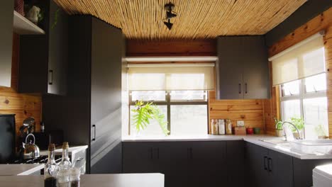 vista general de la cocina con armarios y mostrador en la cabaña de troncos, cámara lenta