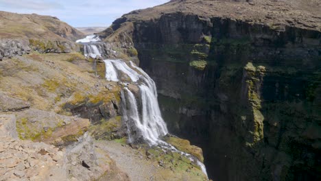 Kaskadierender-Glymur-Wasserfall-In-üppiger-Isländischer-Landschaft,-Lebendig-Unter-Dem-Klaren-Himmel