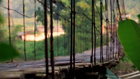 El-Puente-Colgante-De-Madera-Se-Balancea-Después-De-Pasar-El-Vehículo---Vista-Rural-Del-Campo-Indonesio