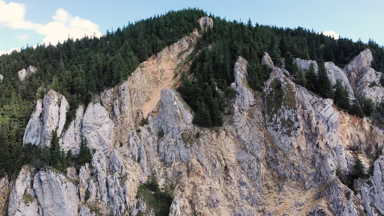 escénica formación rocosa de la montaña hasmasul mare con un denso follaje de pino en piatra singuratica, rumania