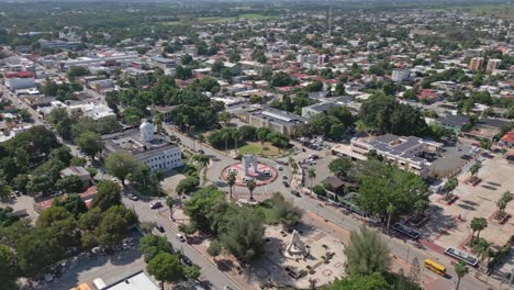 Toma-Aérea-De-Arriba-Hacia-Abajo-Que-Muestra-El-Tráfico-En-La-Carretera-Y-La-Rotonda-En-San-Juan-Alrededor-Del-Arco-Triunfal-Durante-El-Día-Soleado.