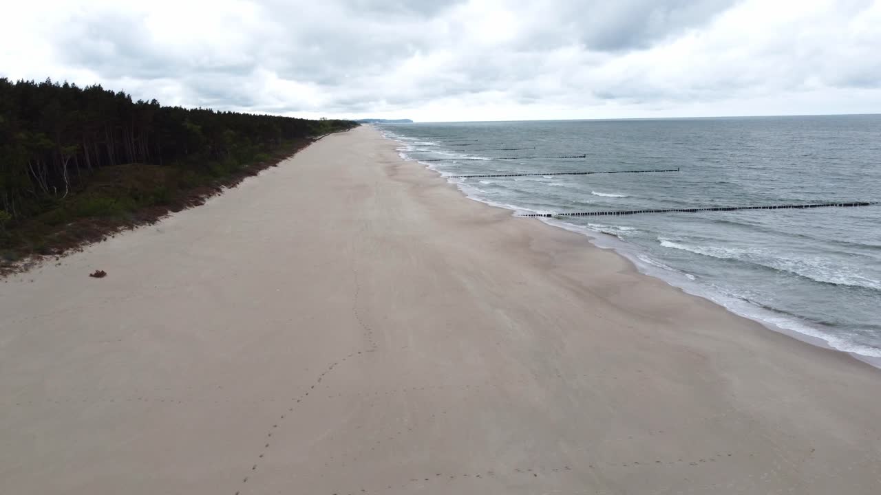 Kesäinen ranta Helin niemimaalla Itämerellä, Puola, Eurooppa.