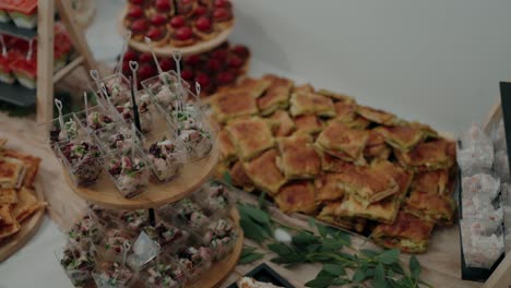 exhibición de catering gourmet con una variedad de aperitivos