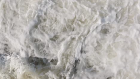 poderosa cascada de agua en el sonido de owen, canadá, capturado en una vista dinámica de cerca