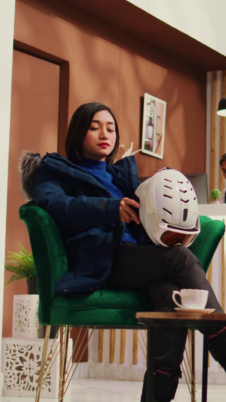 Video verticale Ragazza asiatica che si prepara per lo sport invernale
