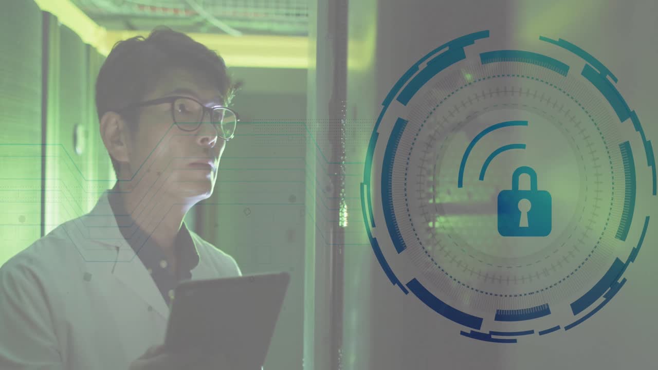 animación del procesamiento de datos sobre un trabajador masculino asiático en la sala del servidor