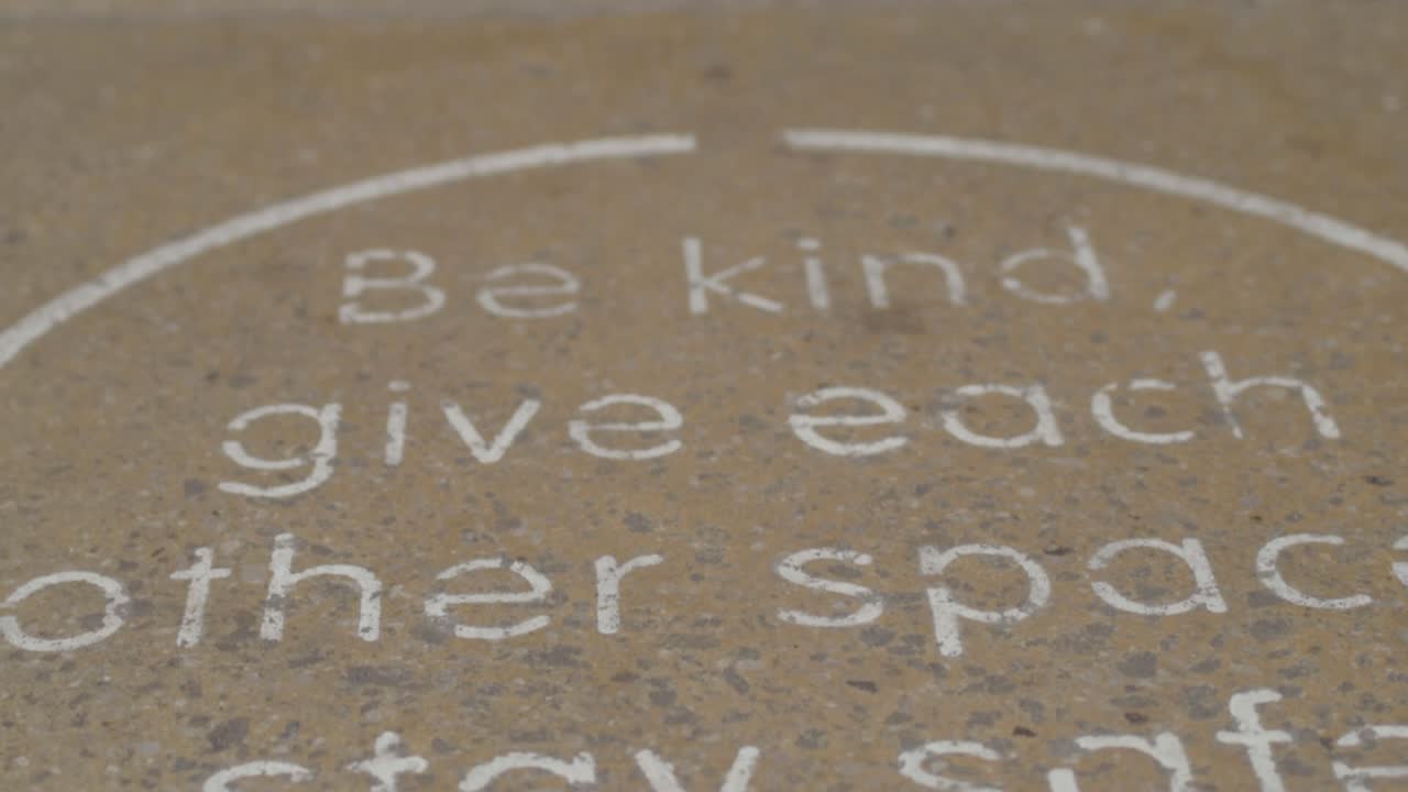 sinal de distanciamento social compassivo no chão da calçada