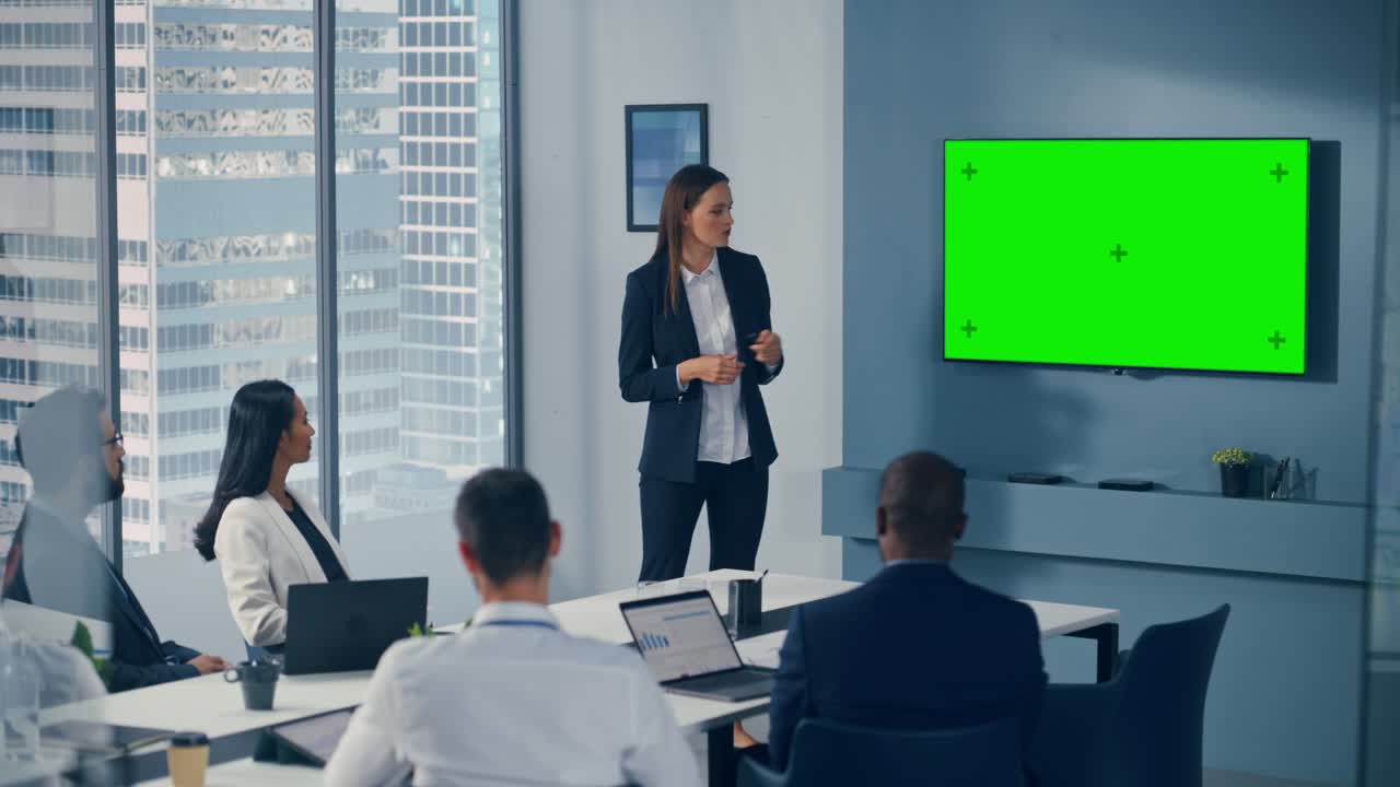 presentación de reuniones en la sala de conferencias de la oficina: mujer de negocios motivada habla, utiliza pantalla verde chroma key wall tv. presentación exitosa de un producto a un grupo de inversores multiétnicos.