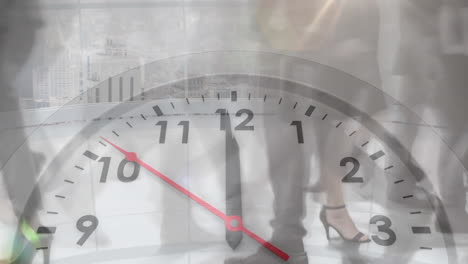 animación del reloj de tic-tac contra el lapso de tiempo de la sección baja de los empresarios que caminan en la oficina