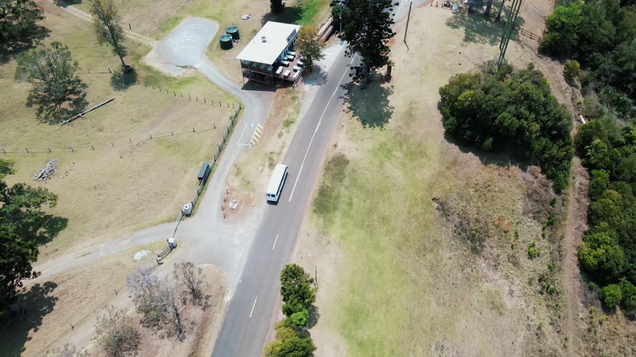 오스트레일리아 산의 시골 도로에서 버스와 자동차를 운전하는 드론 항공기