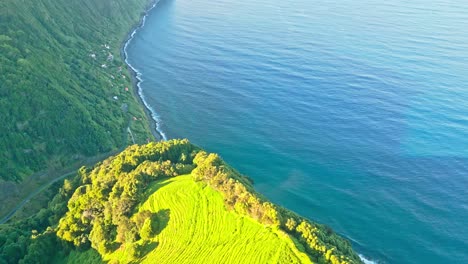 Miradouros-Ponta-Da-Madrugada-En-Las-Azores,-Portugal,-Con-Exuberantes-Acantilados-Verdes-Y-Océano,-Vista-Aérea