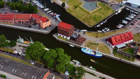 Vista-De-Arriba-Hacia-Abajo-Del-Puerto-Del-Canal-Klaipeda-Con-Velero-Y-Edificios-Antiguos---Lituania