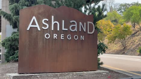 Metal-sign-welcoming-people-to-Ashland,-Oregon