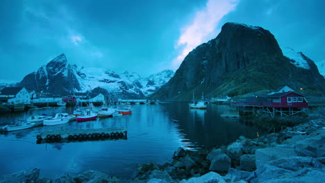 Filmische-Breite-Statische-Aufnahme-Von-Hamnoy,-Lofoten-In-Der-Abenddämmerung