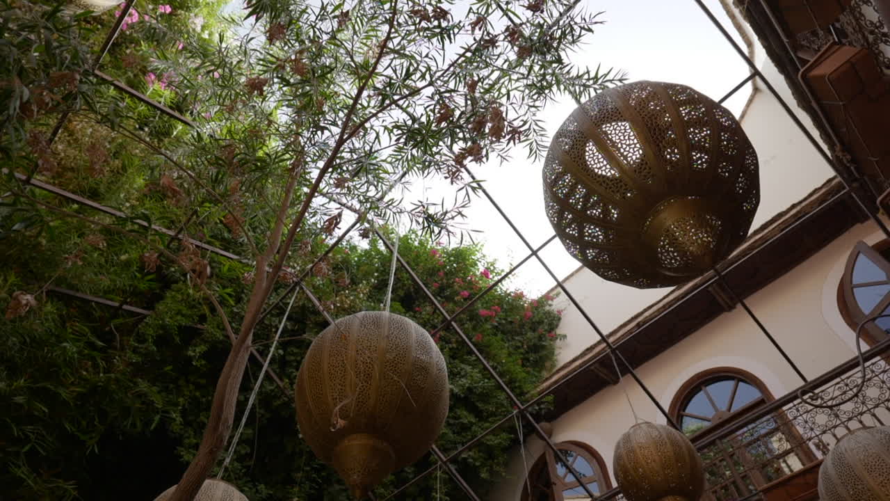 adornos marroquíes linternas solares colgando en el jardín