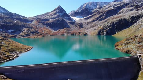 vistas panorámicas de las montañas alrededor del lago weisssee y la presa de gravedad en un día soleado en austria