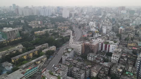 Vista-Aérea-De-La-Ciudad-Contaminada-Con-Autopista,-Plano-General-De-Seguimiento-Superior