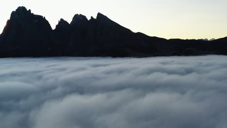 Vista-Aérea-Sobre-El-Fenómeno-Del-Mar-De-Nubes-Con-Fondo-De-Montaña-De-Silueta