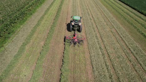 En-Un-Campo-Agrícola-En-El-Suroeste-De-Wisconsin,-Un-Agricultor-Rastrilla-El-Heno-Con-Un-Rastrillo-Giratorio-2