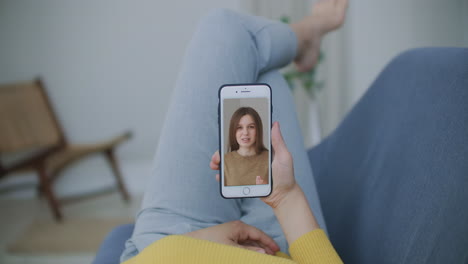 mujer joven chateando en video con un amigo usando un teléfono inteligente saludando con la mano compartiendo durante el autoaislamiento mejores amigos disfrutando de la comunicación a larga distancia