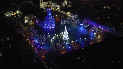 Vista-Aérea-De-Drones-Del-árbol-De-Navidad-En-Kaunas,-Lituania